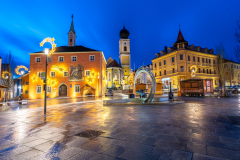 Stadtplatz von Hemau in der blauen Stunde