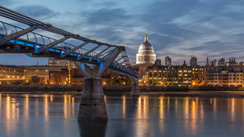 St, Pauls Cathedral mit Millennium Bridge