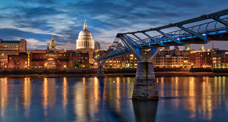 St, Pauls Cathedral mit Millennium Bridge