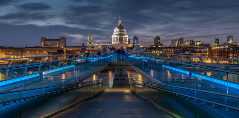 St, Pauls Cathedral mit Millennium Bridge