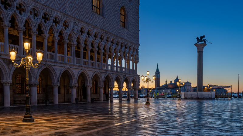 Markusplatz in Venedig am Morgen