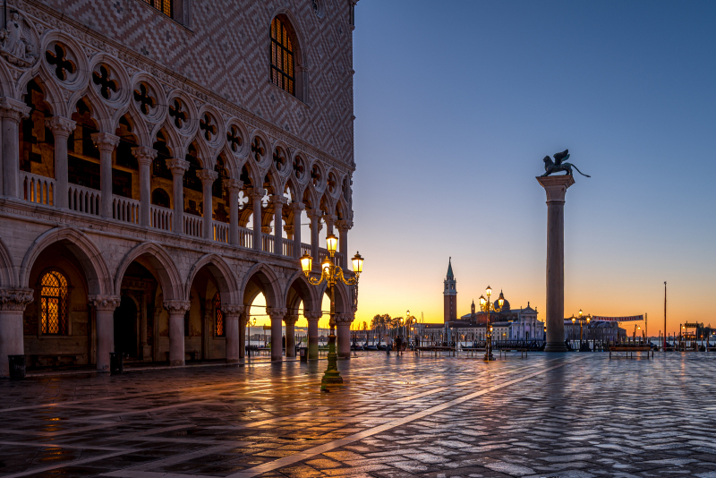 Markusplatz in Venedig am Morgen