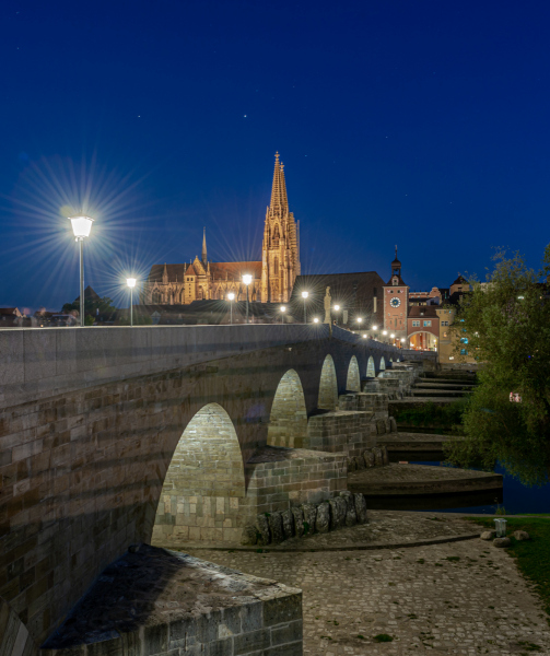 Steinerne Brücke mit dem Dom St. Peter