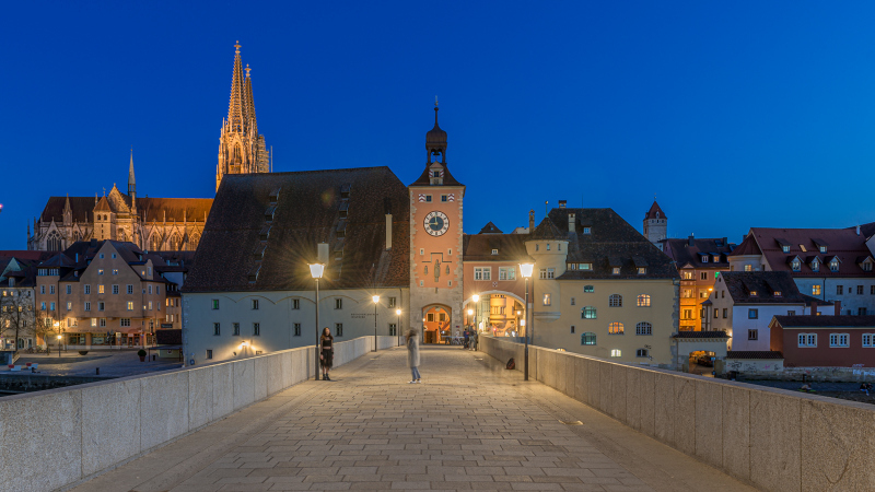 Steinerne Brücke in Regensburg in der blauen Stunde