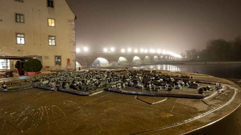 Steinerne Brücke im Nebel
