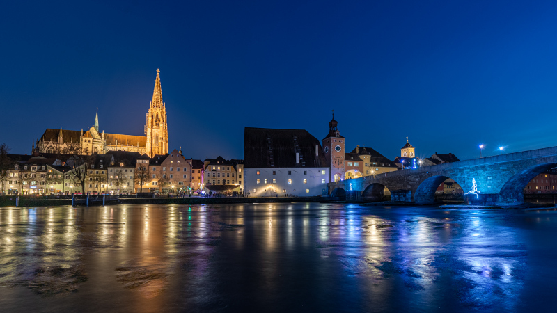 Regensburg in der blauen Stunde
