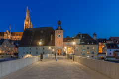 Steinerne Brücke in Regensburg in der blauen Stunde